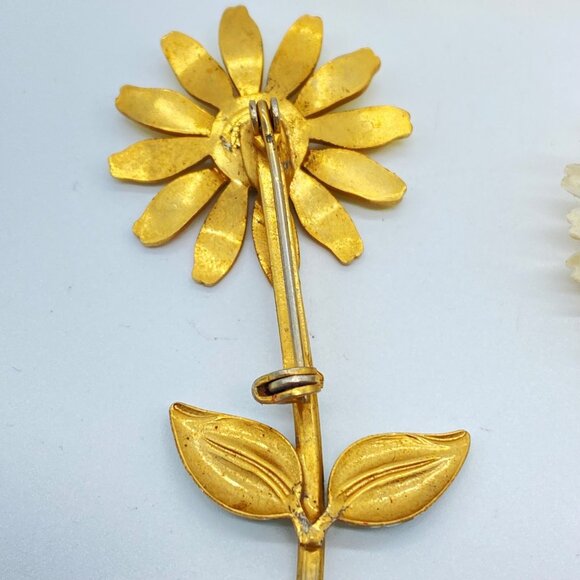 Vintage Set of 3 Daisy Brooch Floral Enamel Gold Tone Green Plastic Pin Trio - Picture 8 of 14